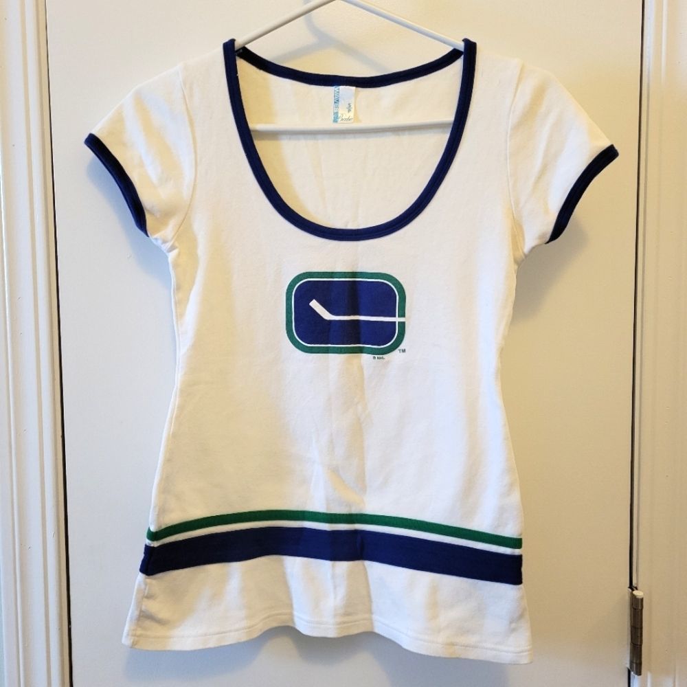 Vintage Vancouver Canucks NHL Women's Small T-Shirt